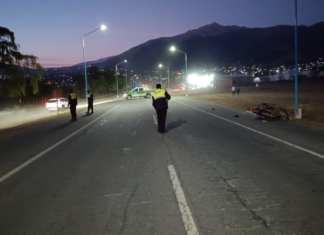un motociclista falleció tras impactar con un poste de luz
