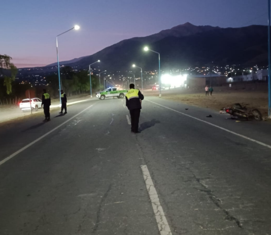 un motociclista falleció tras impactar con un poste de luz