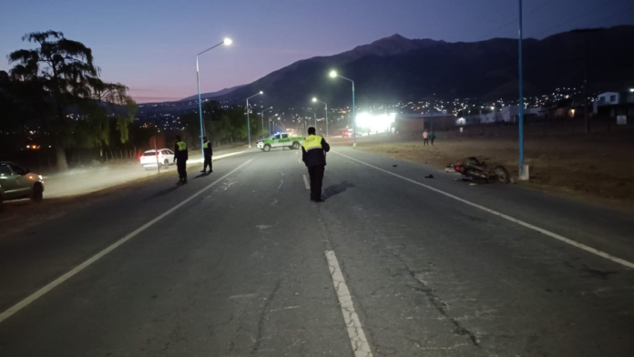 un motociclista falleció tras impactar con un poste de luz