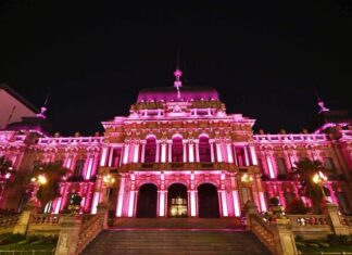 La Casa de Gobierno se iluminó de rosa para concientizar sobre el cáncer de mama