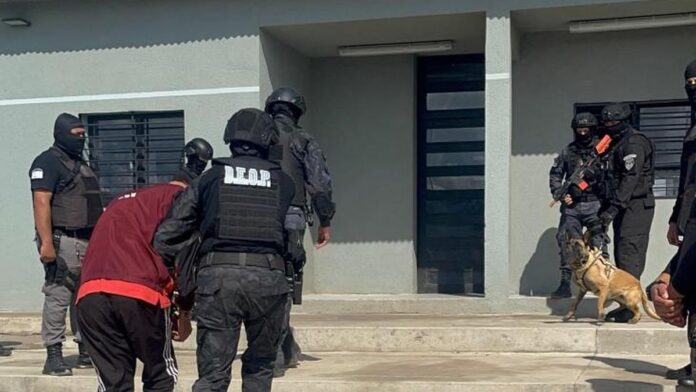 Trasladan a 18 jóvenes adultos al complejo de Benjamín Paz