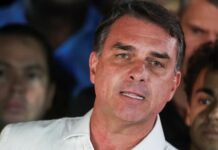 Afirman que Flávio Bolsonaro llegó a EEUU junto a su familia y Trump le daría asilo político