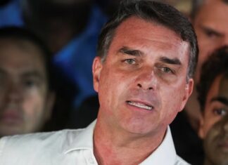 Afirman que Flávio Bolsonaro llegó a EEUU junto a su familia y Trump le daría asilo político